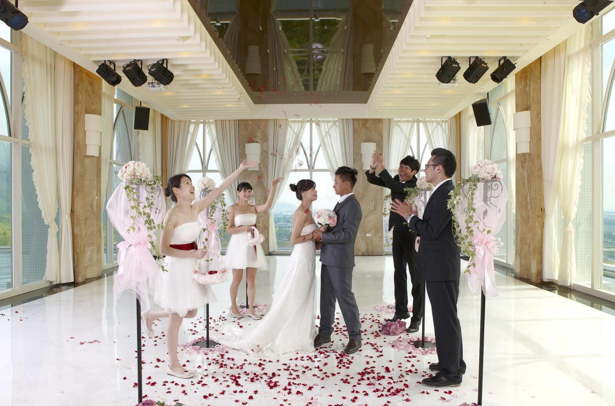 Evergreen Resort Hotel - Jiaosi Jiaoxi Esterno foto A wedding in the Sky Chapel