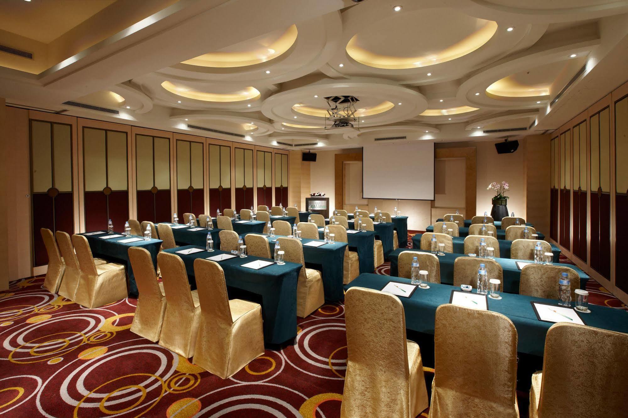 Evergreen Resort Hotel - Jiaosi Jiaoxi Esterno foto A meeting room at a hotel